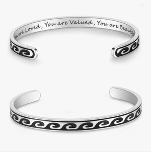 Elegant Silver Wave Pattern Bracelet